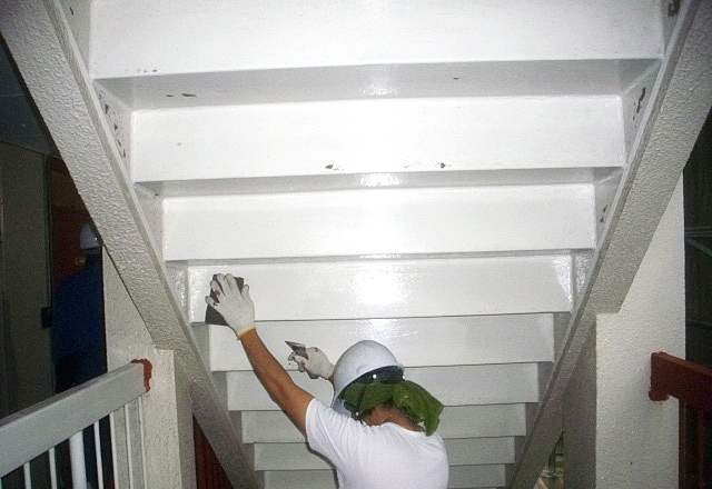 鉄骨階段上げ裏の塗装：ケレン・清掃