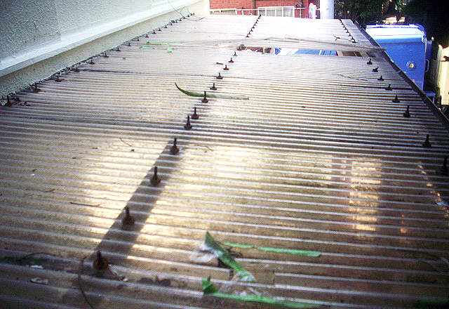 駐輪場屋根塗装：施工前