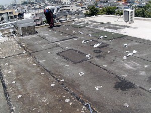 世田谷区集合住宅屋上防水工事 既存塩ビシートの撤去完了写真
