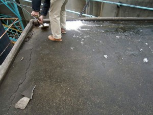 川崎市高津区 工場 屋上防水 下地清掃中写真