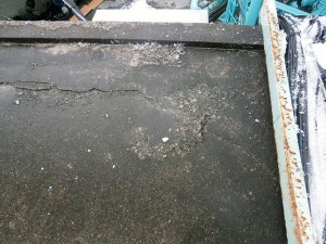川崎市高津区 工場 屋上防水 下地の浮きを確認写真