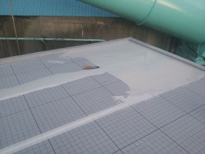 川崎市高津区 工場 屋上防水 平場ウレタン防水1層目施工中1写真