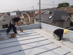 世田谷区喜多見住宅屋根防水　ケレン後しっかりと清掃写真