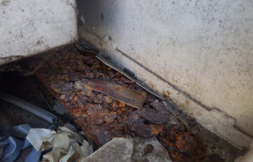 テナントビル地下１階の雨漏り補修工事の現場風景