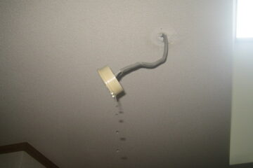 【雨漏り調査体験談10話】原因はシーリングの劣化！1階天井ライトからの雨漏り。